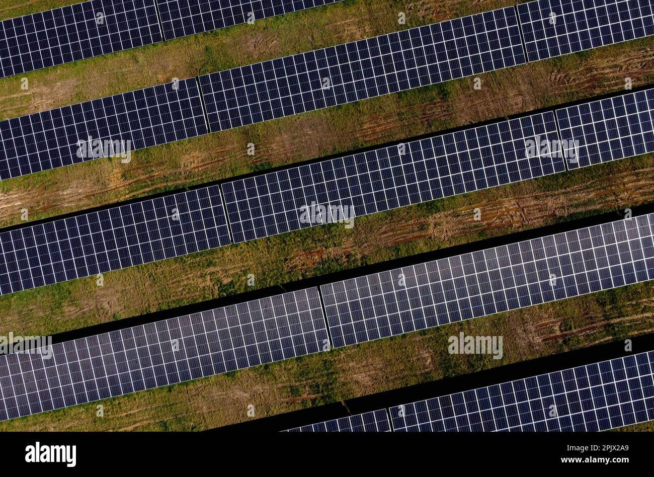 Vue aérienne de la plus grande installation de panneaux solaires wallon, à Braine l'Alleud, mardi 04 avril 2023. La municipalité de Braine-l'Alleud a inauguré un champ de panneaux photovoltaïques de 19 hectares, conçu par les autorités municipales et situé dans une ancienne fosse de sable. Près de 18 500 panneaux photovoltaïques à deux côtés orientés vers le sud fourniront jusqu'à 40 millions de kWh chaque année, soit la consommation annuelle de 4 000 000 ménages, et l'électricité arrivera directement sur le site de la société UCB, située à quelques centaines de mètres. BELGA PHOTO ERIC LALMAND crédit: Belga News Agency/Alay Live News Banque D'Images