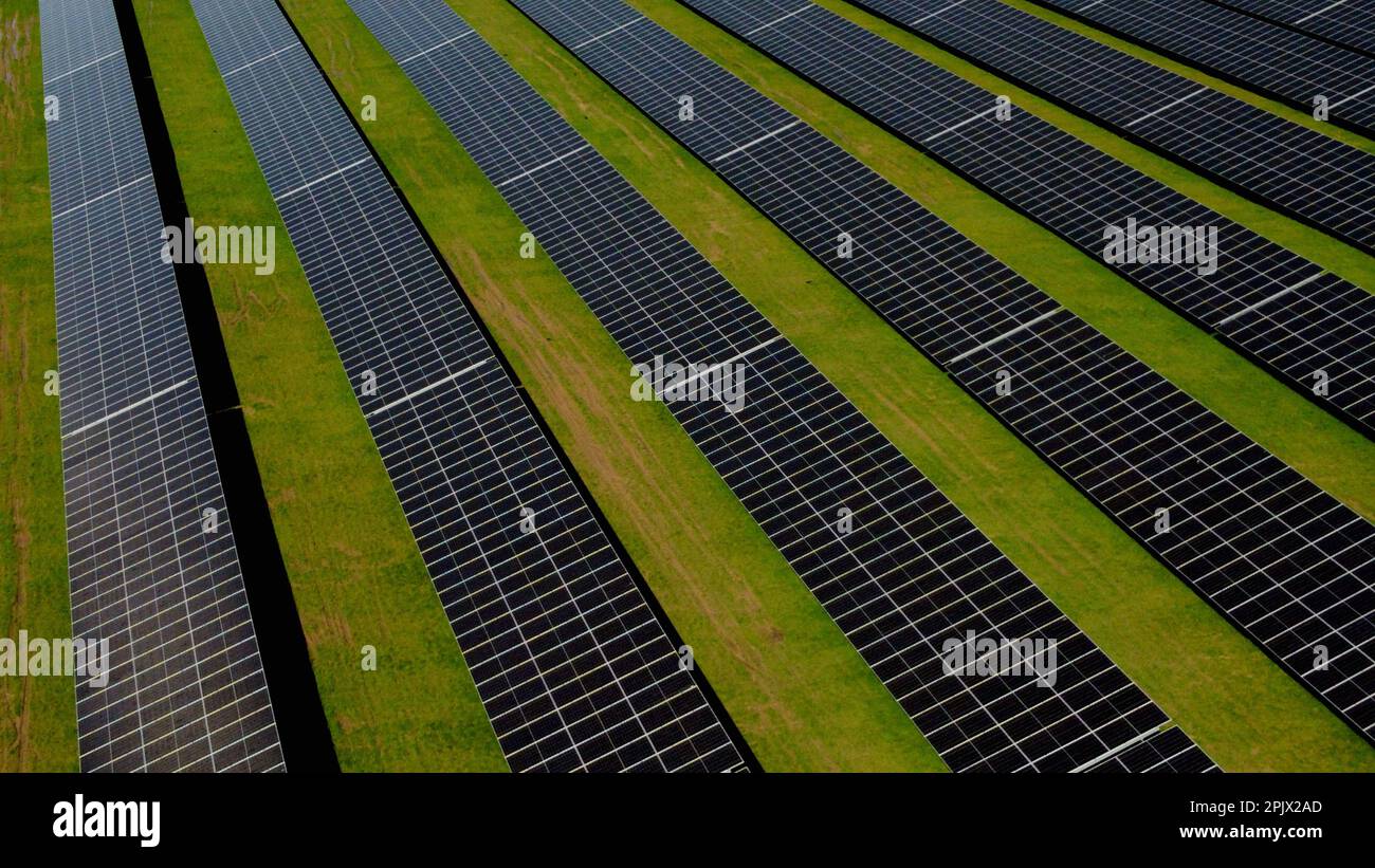 Vue aérienne de la plus grande installation de panneaux solaires wallon, à Braine l'Alleud, mardi 04 avril 2023. La municipalité de Braine-l'Alleud a inauguré un champ de panneaux photovoltaïques de 19 hectares, conçu par les autorités municipales et situé dans une ancienne fosse de sable. Près de 18 500 panneaux photovoltaïques à deux côtés orientés vers le sud fourniront jusqu'à 40 millions de kWh chaque année, soit la consommation annuelle de 4 000 000 ménages, et l'électricité arrivera directement sur le site de la société UCB, située à quelques centaines de mètres. BELGA PHOTO ERIC LALMAND crédit: Belga News Agency/Alay Live News Banque D'Images