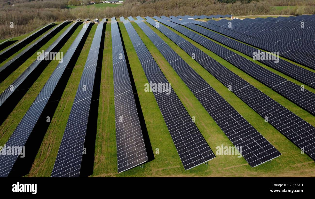 Vue aérienne de la plus grande installation de panneaux solaires wallon, à Braine l'Alleud, mardi 04 avril 2023. La municipalité de Braine-l'Alleud a inauguré un champ de panneaux photovoltaïques de 19 hectares, conçu par les autorités municipales et situé dans une ancienne fosse de sable. Près de 18 500 panneaux photovoltaïques à deux côtés orientés vers le sud fourniront jusqu'à 40 millions de kWh chaque année, soit la consommation annuelle de 4 000 000 ménages, et l'électricité arrivera directement sur le site de la société UCB, située à quelques centaines de mètres. BELGA PHOTO ERIC LALMAND crédit: Belga News Agency/Alay Live News Banque D'Images