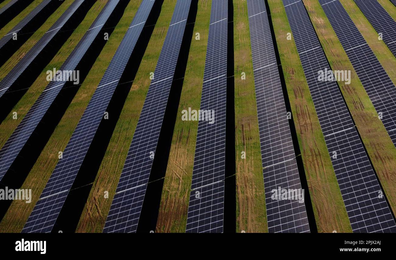 Vue aérienne de la plus grande installation de panneaux solaires wallon, à Braine l'Alleud, mardi 04 avril 2023. La municipalité de Braine-l'Alleud a inauguré un champ de panneaux photovoltaïques de 19 hectares, conçu par les autorités municipales et situé dans une ancienne fosse de sable. Près de 18 500 panneaux photovoltaïques à deux côtés orientés vers le sud fourniront jusqu'à 40 millions de kWh chaque année, soit la consommation annuelle de 4 000 000 ménages, et l'électricité arrivera directement sur le site de la société UCB, située à quelques centaines de mètres. BELGA PHOTO ERIC LALMAND crédit: Belga News Agency/Alay Live News Banque D'Images