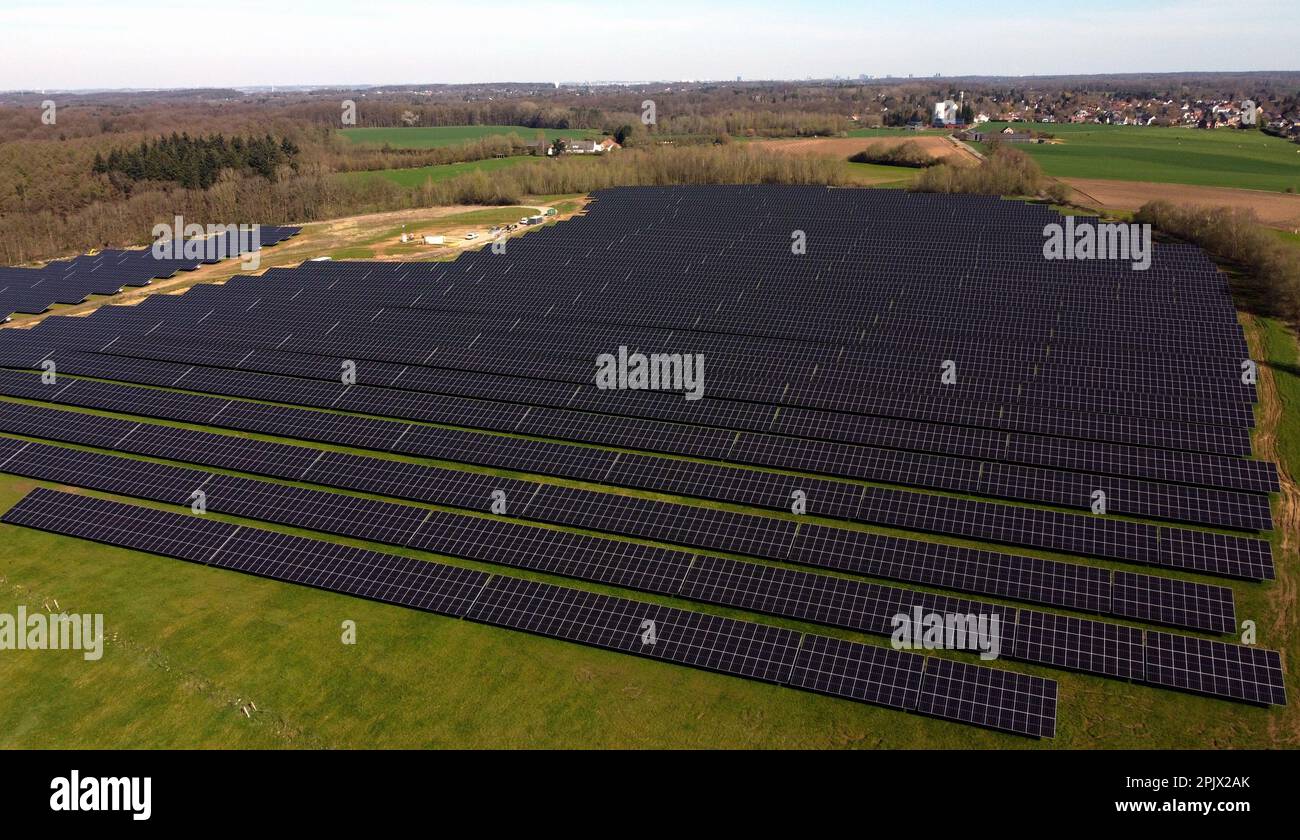 Vue aérienne de la plus grande installation de panneaux solaires wallon, à Braine l'Alleud, mardi 04 avril 2023. La municipalité de Braine-l'Alleud a inauguré un champ de panneaux photovoltaïques de 19 hectares, conçu par les autorités municipales et situé dans une ancienne fosse de sable. Près de 18 500 panneaux photovoltaïques à deux côtés orientés vers le sud fourniront jusqu'à 40 millions de kWh chaque année, soit la consommation annuelle de 4 000 000 ménages, et l'électricité arrivera directement sur le site de la société UCB, située à quelques centaines de mètres. BELGA PHOTO ERIC LALMAND crédit: Belga News Agency/Alay Live News Banque D'Images