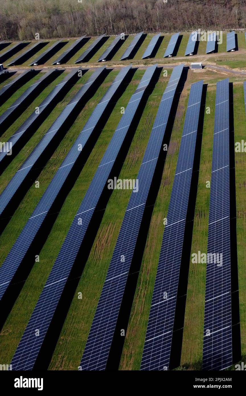 Vue aérienne de la plus grande installation de panneaux solaires wallon, à Braine l'Alleud, mardi 04 avril 2023. La municipalité de Braine-l'Alleud a inauguré un champ de panneaux photovoltaïques de 19 hectares, conçu par les autorités municipales et situé dans une ancienne fosse de sable. Près de 18 500 panneaux photovoltaïques à deux côtés orientés vers le sud fourniront jusqu'à 40 millions de kWh chaque année, soit la consommation annuelle de 4 000 000 ménages, et l'électricité arrivera directement sur le site de la société UCB, située à quelques centaines de mètres. BELGA PHOTO ERIC LALMAND crédit: Belga News Agency/Alay Live News Banque D'Images