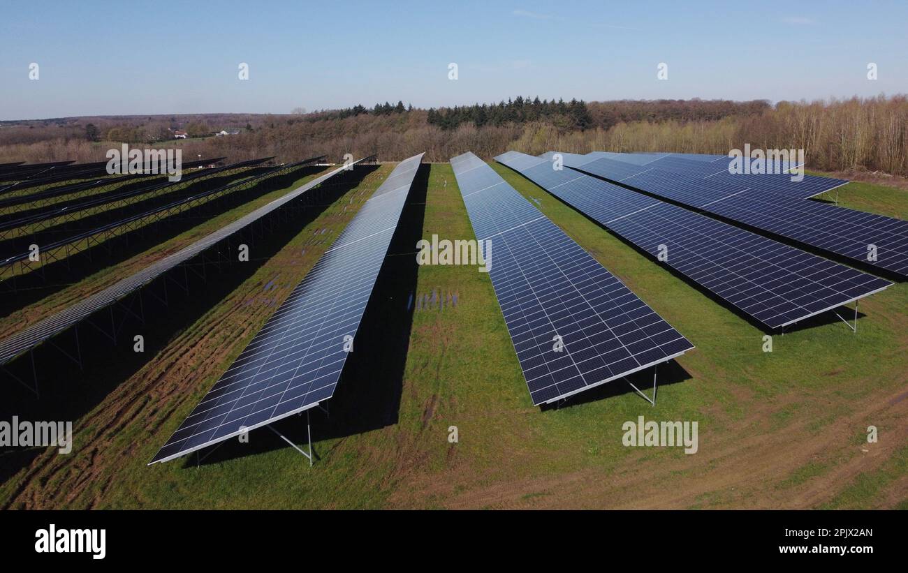 Vue aérienne de la plus grande installation de panneaux solaires wallon, à Braine l'Alleud, mardi 04 avril 2023. La municipalité de Braine-l'Alleud a inauguré un champ de panneaux photovoltaïques de 19 hectares, conçu par les autorités municipales et situé dans une ancienne fosse de sable. Près de 18 500 panneaux photovoltaïques à deux côtés orientés vers le sud fourniront jusqu'à 40 millions de kWh chaque année, soit la consommation annuelle de 4 000 000 ménages, et l'électricité arrivera directement sur le site de la société UCB, située à quelques centaines de mètres. BELGA PHOTO ERIC LALMAND crédit: Belga News Agency/Alay Live News Banque D'Images