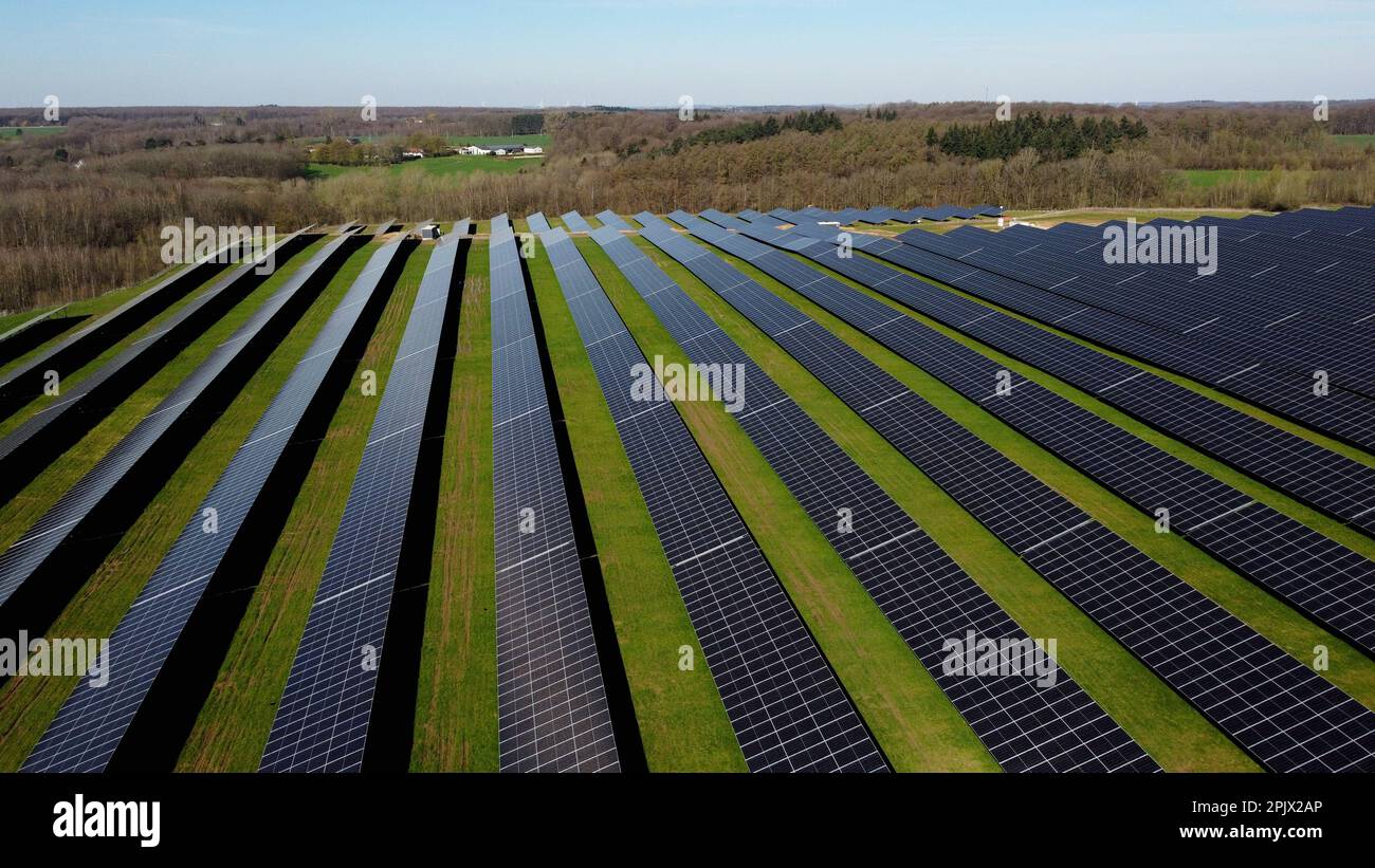 Vue aérienne de la plus grande installation de panneaux solaires wallon, à Braine l'Alleud, mardi 04 avril 2023. La municipalité de Braine-l'Alleud a inauguré un champ de panneaux photovoltaïques de 19 hectares, conçu par les autorités municipales et situé dans une ancienne fosse de sable. Près de 18 500 panneaux photovoltaïques à deux côtés orientés vers le sud fourniront jusqu'à 40 millions de kWh chaque année, soit la consommation annuelle de 4 000 000 ménages, et l'électricité arrivera directement sur le site de la société UCB, située à quelques centaines de mètres. BELGA PHOTO ERIC LALMAND crédit: Belga News Agency/Alay Live News Banque D'Images