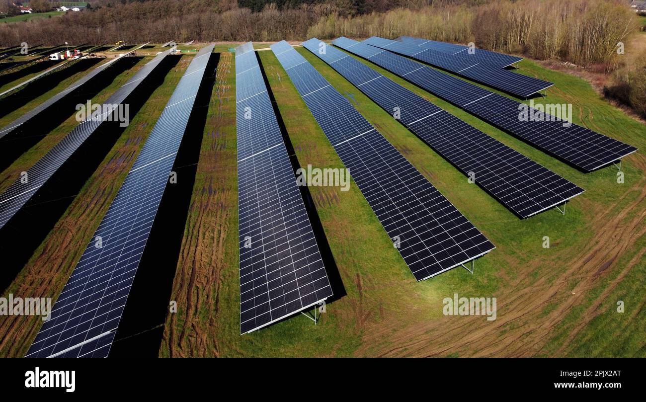 Vue aérienne de la plus grande installation de panneaux solaires wallon, à Braine l'Alleud, mardi 04 avril 2023. La municipalité de Braine-l'Alleud a inauguré un champ de panneaux photovoltaïques de 19 hectares, conçu par les autorités municipales et situé dans une ancienne fosse de sable. Près de 18 500 panneaux photovoltaïques à deux côtés orientés vers le sud fourniront jusqu'à 40 millions de kWh chaque année, soit la consommation annuelle de 4 000 000 ménages, et l'électricité arrivera directement sur le site de la société UCB, située à quelques centaines de mètres. BELGA PHOTO ERIC LALMAND crédit: Belga News Agency/Alay Live News Banque D'Images