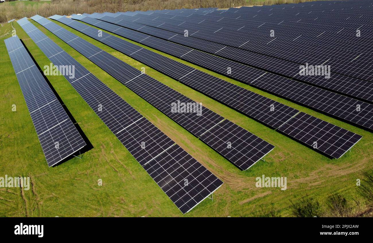 Vue aérienne de la plus grande installation de panneaux solaires wallon, à Braine l'Alleud, mardi 04 avril 2023. La municipalité de Braine-l'Alleud a inauguré un champ de panneaux photovoltaïques de 19 hectares, conçu par les autorités municipales et situé dans une ancienne fosse de sable. Près de 18 500 panneaux photovoltaïques à deux côtés orientés vers le sud fourniront jusqu'à 40 millions de kWh chaque année, soit la consommation annuelle de 4 000 000 ménages, et l'électricité arrivera directement sur le site de la société UCB, située à quelques centaines de mètres. BELGA PHOTO ERIC LALMAND crédit: Belga News Agency/Alay Live News Banque D'Images