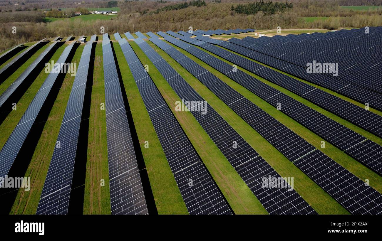 Vue aérienne de la plus grande installation de panneaux solaires wallon, à Braine l'Alleud, mardi 04 avril 2023. La municipalité de Braine-l'Alleud a inauguré un champ de panneaux photovoltaïques de 19 hectares, conçu par les autorités municipales et situé dans une ancienne fosse de sable. Près de 18 500 panneaux photovoltaïques à deux côtés orientés vers le sud fourniront jusqu'à 40 millions de kWh chaque année, soit la consommation annuelle de 4 000 000 ménages, et l'électricité arrivera directement sur le site de la société UCB, située à quelques centaines de mètres. BELGA PHOTO ERIC LALMAND crédit: Belga News Agency/Alay Live News Banque D'Images
