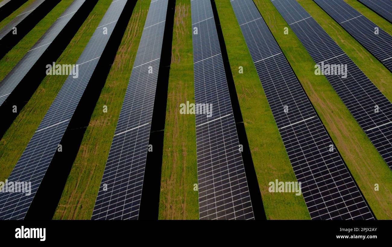Vue aérienne de la plus grande installation de panneaux solaires wallon, à Braine l'Alleud, mardi 04 avril 2023. La municipalité de Braine-l'Alleud a inauguré un champ de panneaux photovoltaïques de 19 hectares, conçu par les autorités municipales et situé dans une ancienne fosse de sable. Près de 18 500 panneaux photovoltaïques à deux côtés orientés vers le sud fourniront jusqu'à 40 millions de kWh chaque année, soit la consommation annuelle de 4 000 000 ménages, et l'électricité arrivera directement sur le site de la société UCB, située à quelques centaines de mètres. BELGA PHOTO ERIC LALMAND crédit: Belga News Agency/Alay Live News Banque D'Images