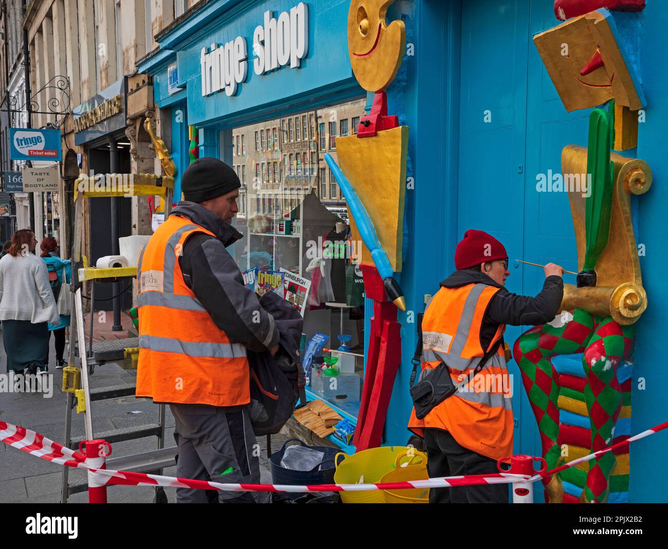 Bureau de Fringe Box, Royal Mile, Édimbourg, Écosse, Royaume-Uni. 4th avril 2023. Des réparations de conservation ont lieu à l'extérieur de l'icône High Street. Photo : deux techniciens de Graciela Ainsworth effectuant des travaux de réparation sur la façade colorée. Graciela Ainsworth Sculpture conservation est une entreprise primée dans le domaine de la conservation et de la restauration de sculptures et de statues publiques et privées, d'objets de musée, de pierres sculptées et de tissus historiques. Credit: Archwhite/alamy Live news. Banque D'Images