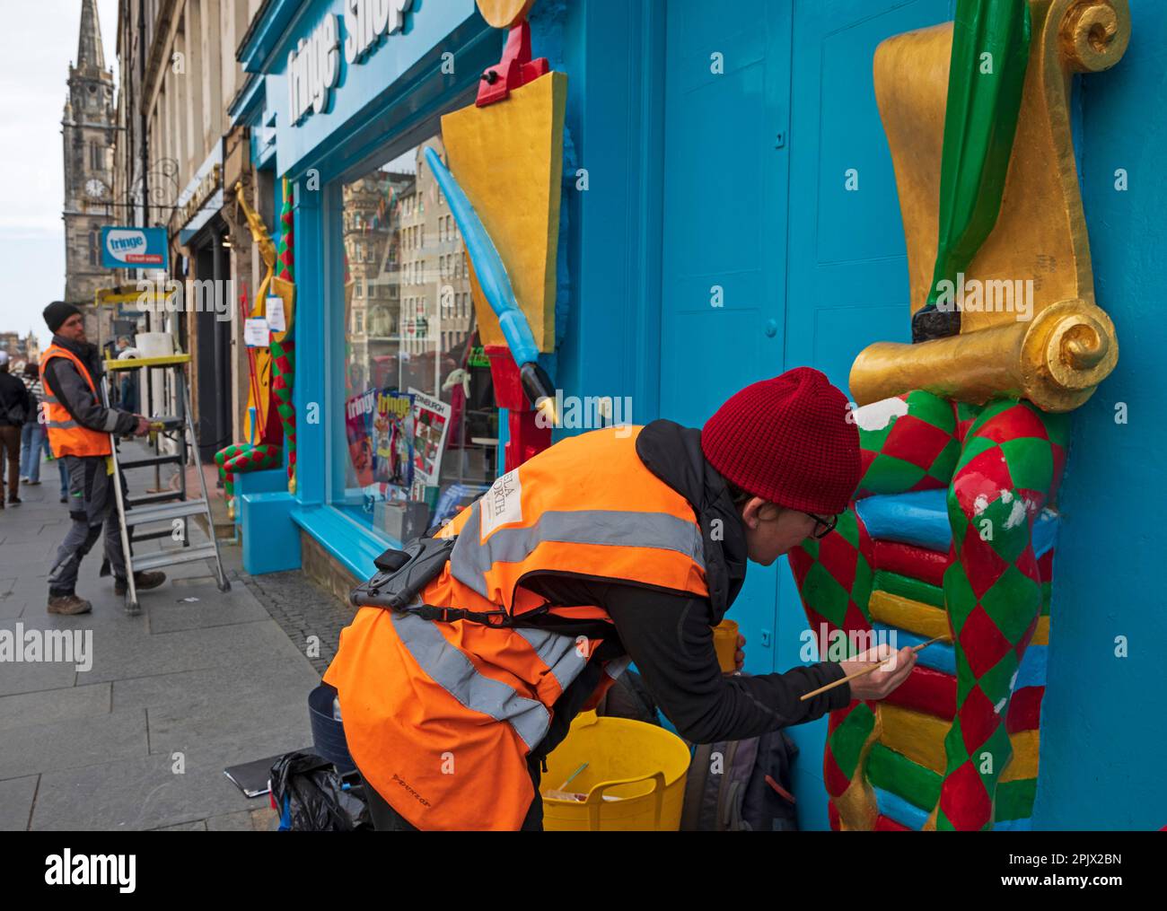 Bureau de Fringe Box, Royal Mile, Édimbourg, Écosse, Royaume-Uni. 4th avril 2023. Des réparations de conservation ont lieu à l'extérieur de l'icône High Street. Photo : deux techniciens de Graciela Ainsworth effectuant des travaux de réparation sur la façade colorée. Graciela Ainsworth Sculpture conservation est une entreprise primée dans le domaine de la conservation et de la restauration de sculptures et de statues publiques et privées, d'objets de musée, de pierres sculptées et de tissus historiques. Credit: Archwhite/alamy Live news. Banque D'Images