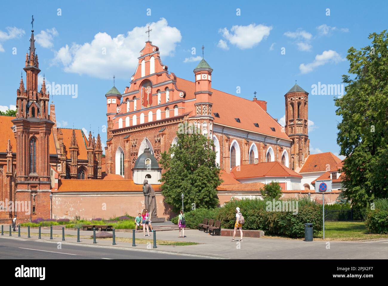 Vilnius, Lituanie - 14 avril 2019 : l'église Saint Francis et St. Bernard (également connu sous le nom d'église Bernardine) est une église catholique romaine dans l'ancienne Banque D'Images