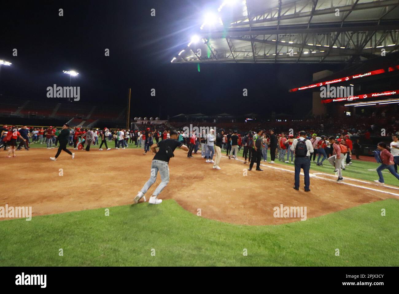 Mexico, Mexique. 03rd avril 2023. Protection civile réaliser un protocole de sécurité après l'alerte sismique due au tremblement enregistré de 5,5 degrés Richter, où les fans ont été admis dans le champ du stade Alfredo Harp Helu, suspendant momentanément le jeu entre Bulls de Tijuana et Red Devils de México à Mexico, Mexique, Sur 3 avril 2023.(photo de Carlos Santiago/ Groupe Eyepix/Sipa USA) crédit: SIPA US/Alay Live News Banque D'Images