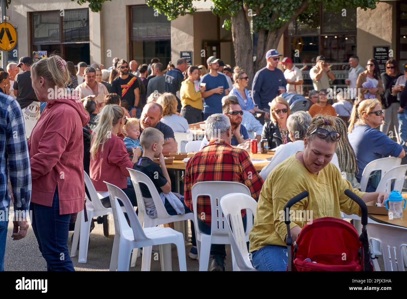 Kyabram Victoria Australia, photos de groupes de personnes au festival Kyabram Tastes and Tunes Street. Banque D'Images