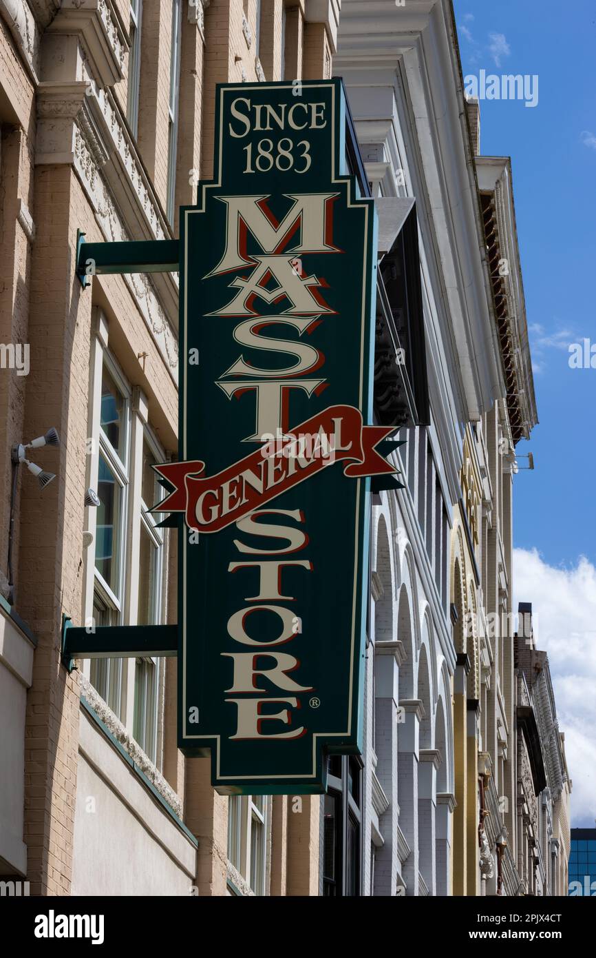 Knoxville, Tennessee, États-Unis - 25 mars 2023: Panneau dans la vieille ville Knoxville déclarant la date à laquelle le magasin général de mât est entré en activité. Banque D'Images