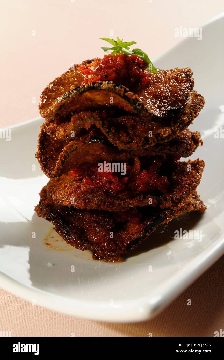 laillefeuille d'aubergine et tomate écrasée au basilic. Restaurant Gajulea, chef Michel Philibert, 201 cours Louise Raymond 84330 le Barroux. Vauclus ; FR Banque D'Images laillefeuille d'aubergine et tomate écrasée au basilic. Restaurant Gajulea, chef Michel Philibert, 201 cours Louise Raymond 84330 le Barroux. Vauclus ; FR Banque D'Images