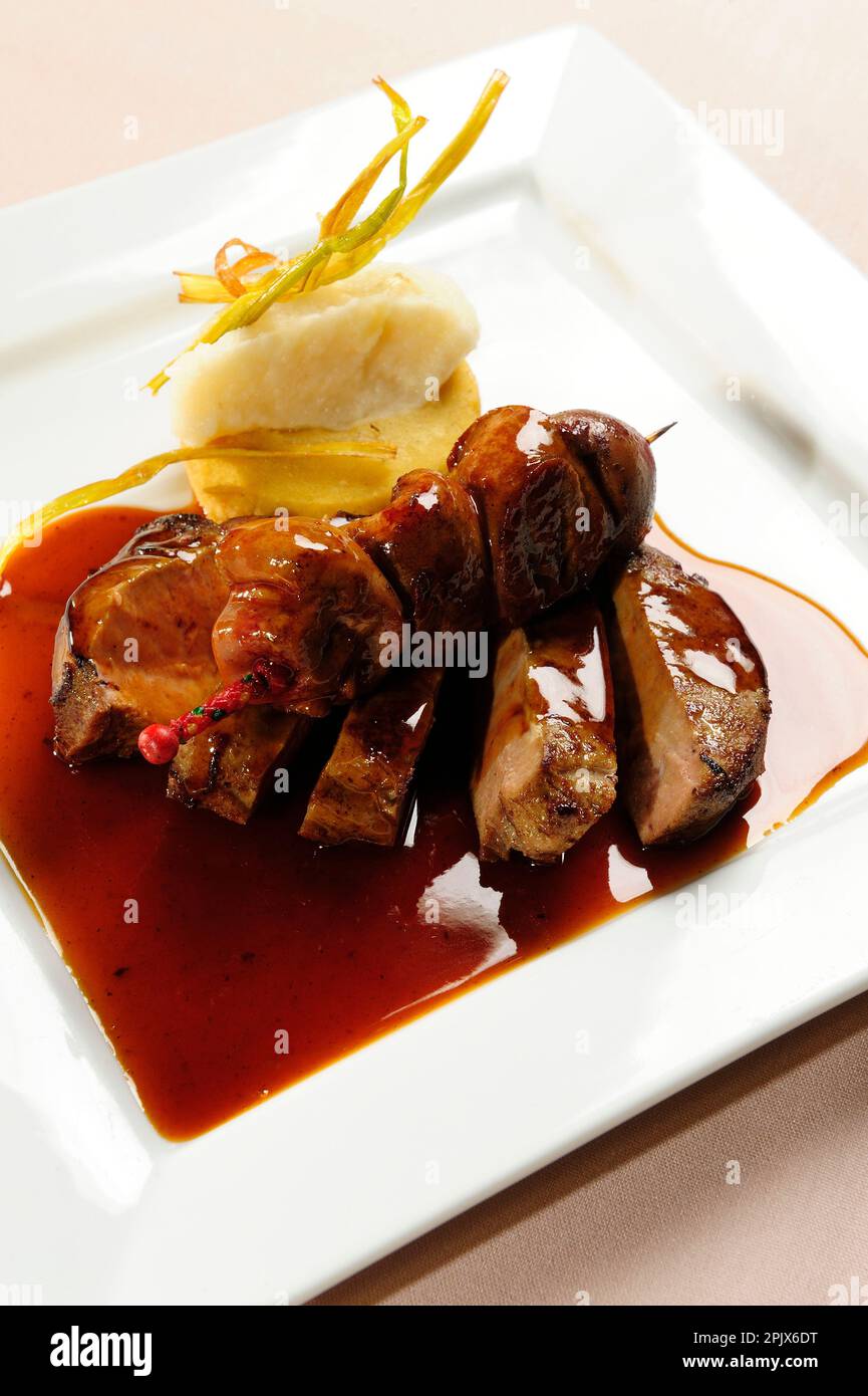 foie de rein et de veau avec miel de lavande. Restaurant Gajulea, chef Michel Philibert, 201 cours Louise Raymond 84330 le Barroux. Vauclus ; France. Banque D'Images foie de rein et de veau avec miel de lavande. Restaurant Gajulea, chef Michel Philibert, 201 cours Louise Raymond 84330 le Barroux. Vauclus ; France. Banque D'Images