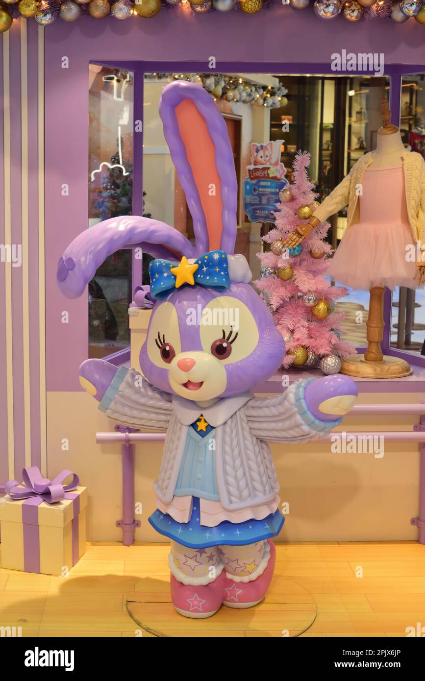 StellaLou danse devant la fenêtre d'exposition Banque D'Images