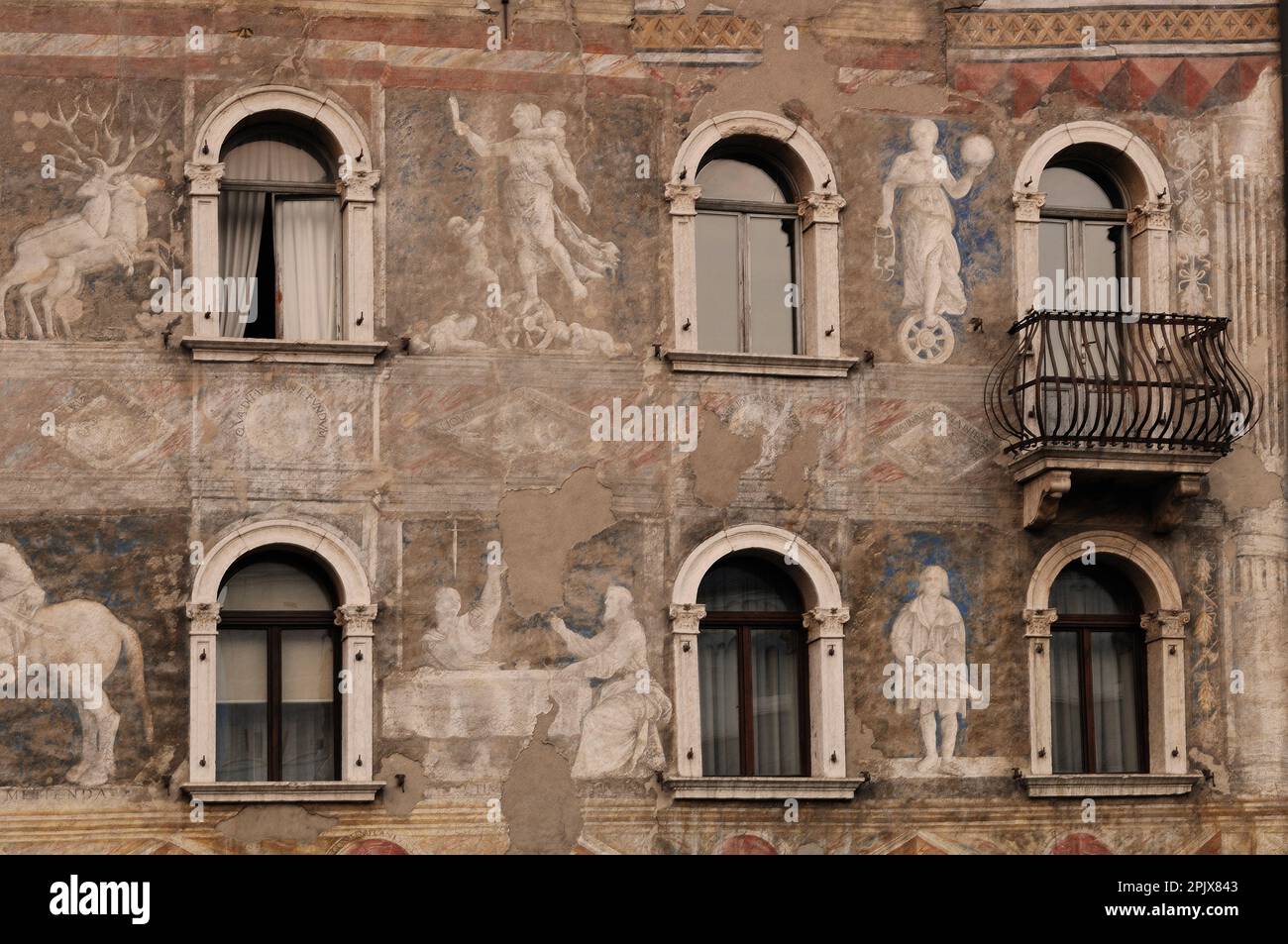 Les façades ornées de fresques du cas Cazuffi - Rella sur la Piazza del Duomo à trente, Trentin, Italie, Europe. Banque D'Images