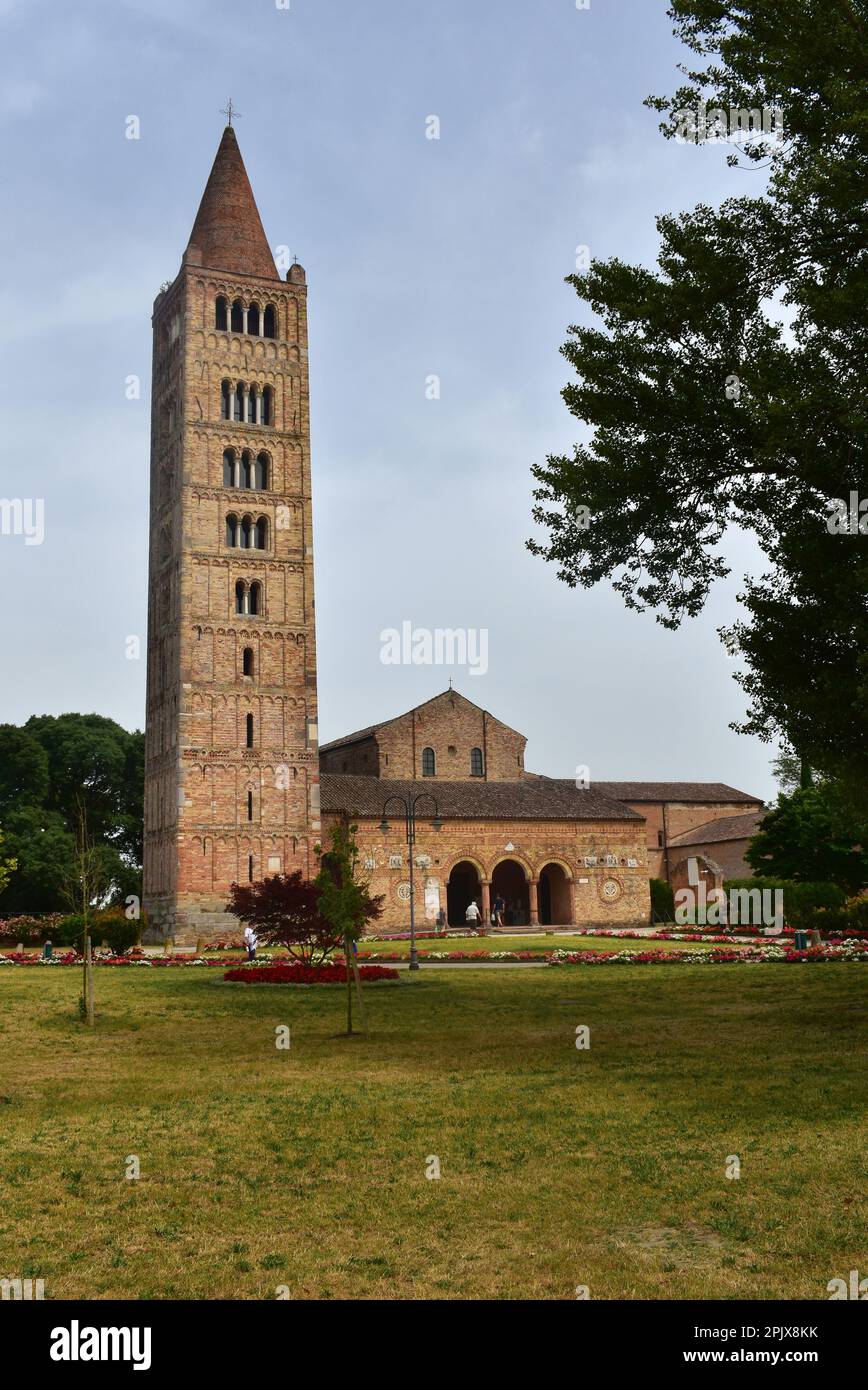 L'origine de l'abbaye de Pomposa remonte aux 6th-7th siècles comme une colonie bénédictine sur l'Insula Pomposa, une île boisée entourée par Banque D'Images