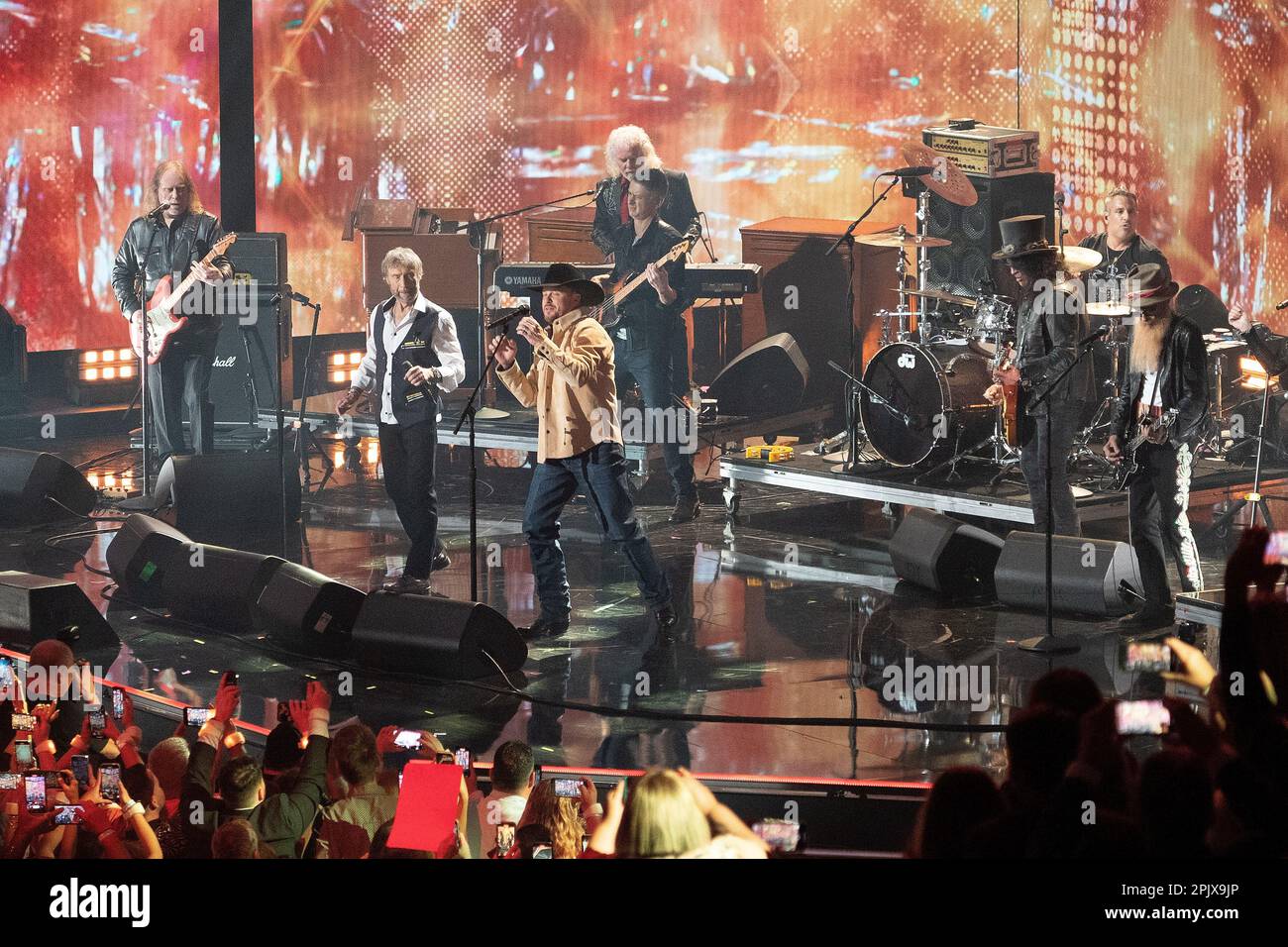Warren Haynes, Paul Rodgers, Chuck Leavell, Cody Johnson, Slash, Billy Gibbons se produit lors des CMT Music Awards 2023 au Moody Centre on 02 avril 2023 à Austin, Texas. Photo : Amy Price/imageSPACE/MediaPunch Banque D'Images
