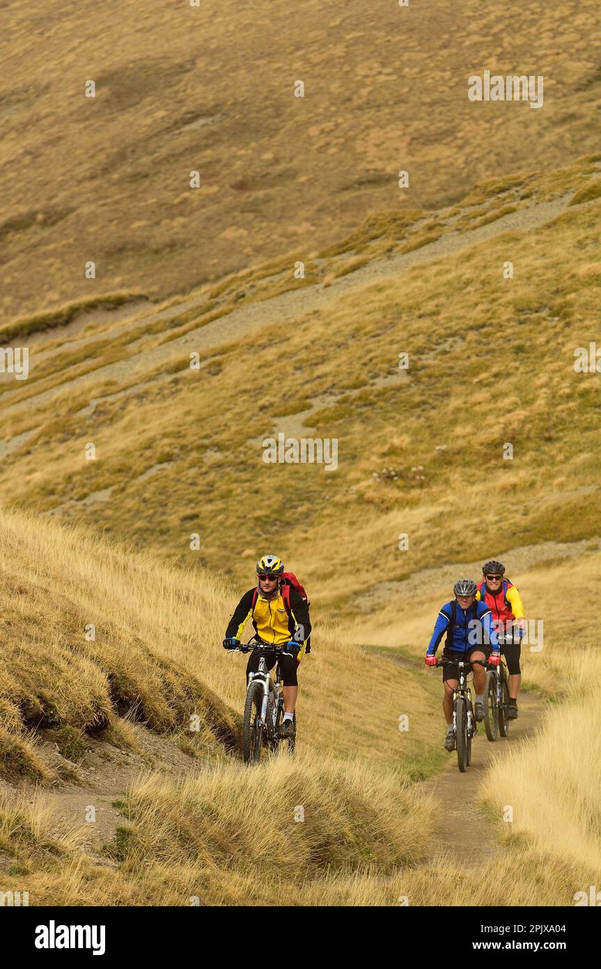 Alpinistes près du petit lac Scaffaiolo sur le Monte Spigolino, un jour d'automne nuageux; Abetone; Montagna Pistoiese; Pistoia; Toscane; Italie; UE Banque D'Images