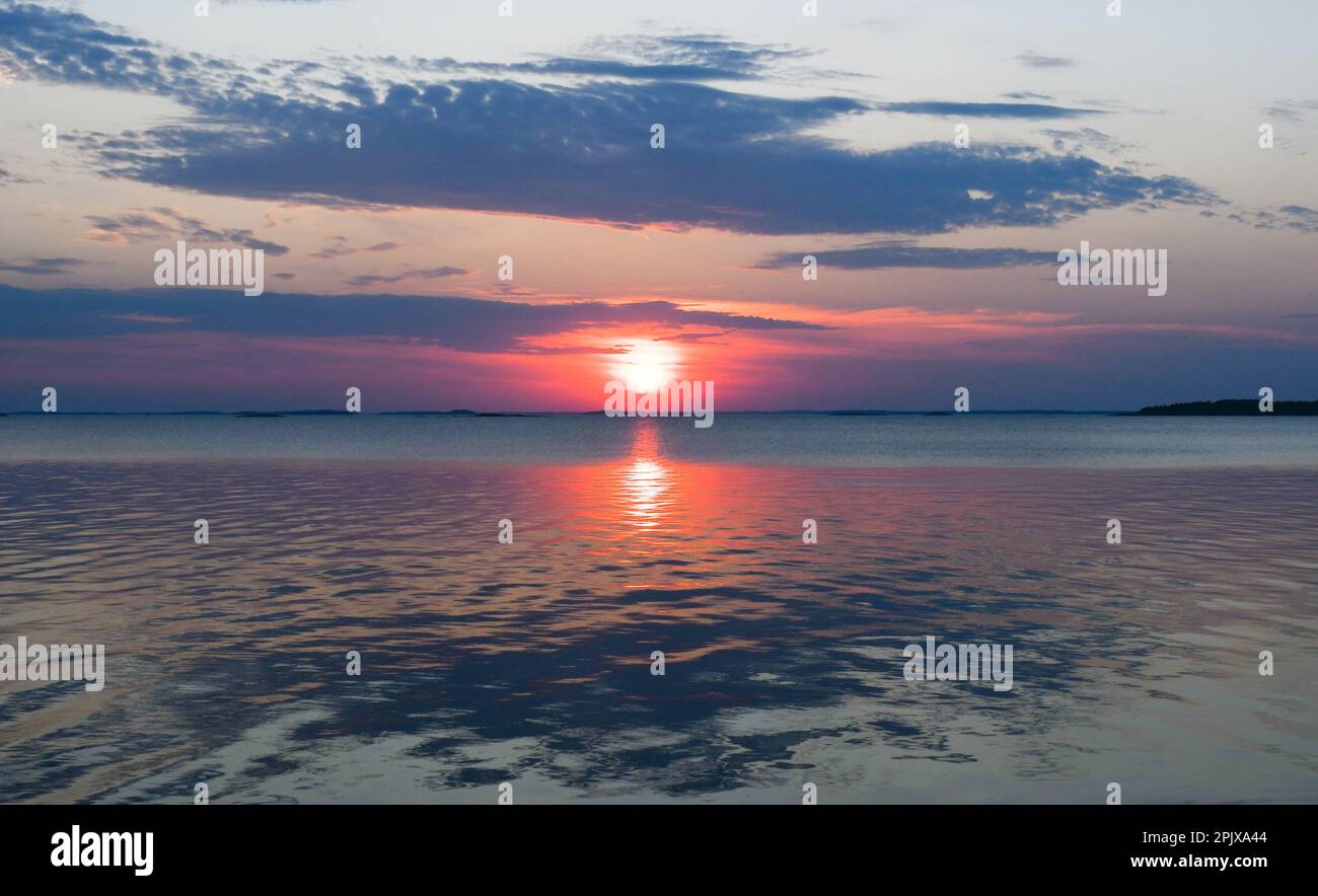 Tranquillité en mer à la fin de la soirée d'été dans l'archipel en Finlande Banque D'Images