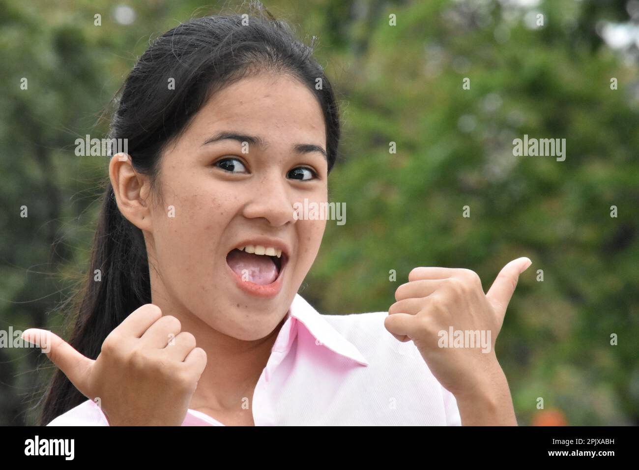 Une jeune fille asiatique amusante Banque D'Images