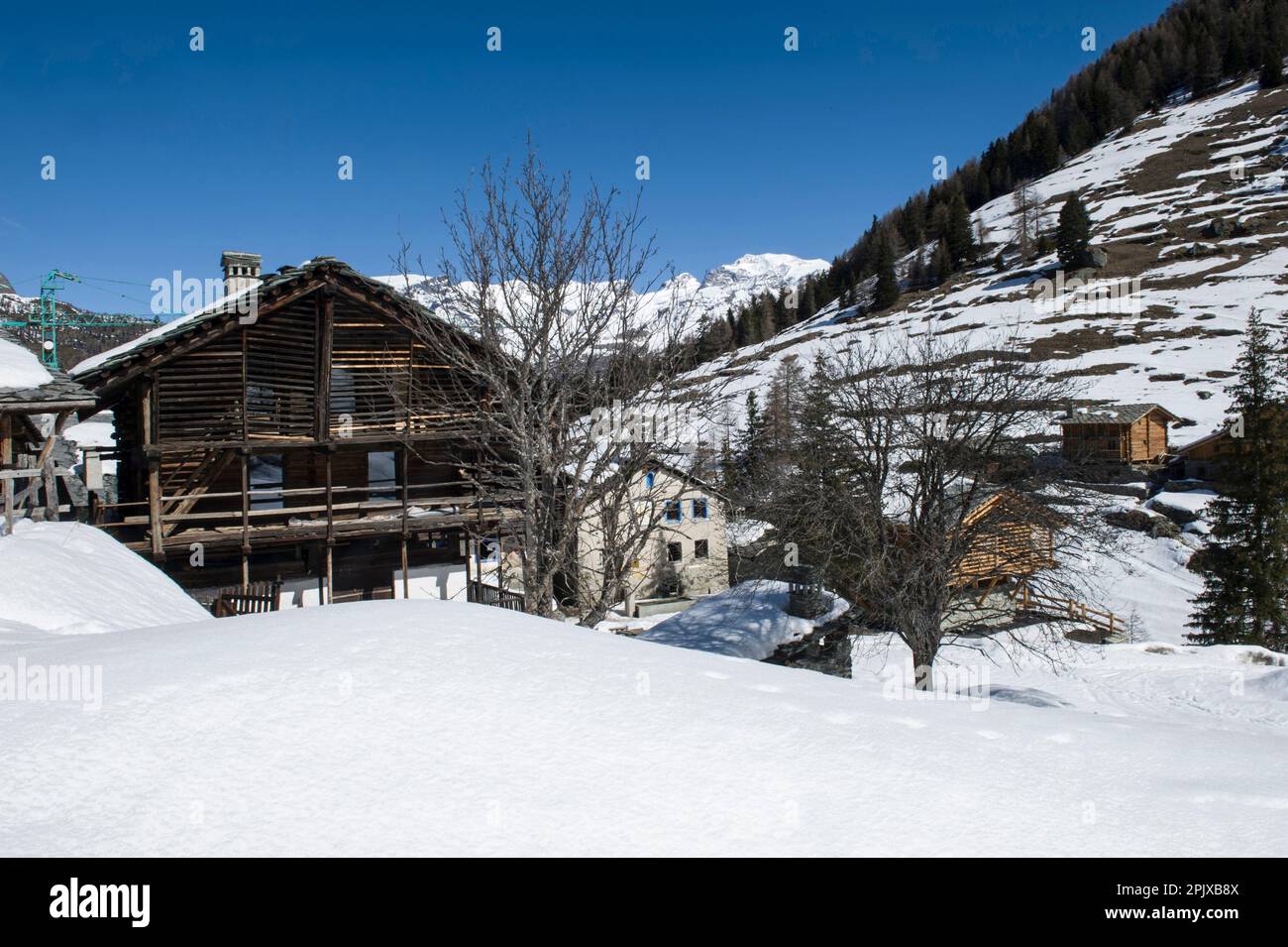 Huttes enneigées dans le hameau de Mascognaz; Ayas; Champoluc; Aoste; Italie. Banque D'Images