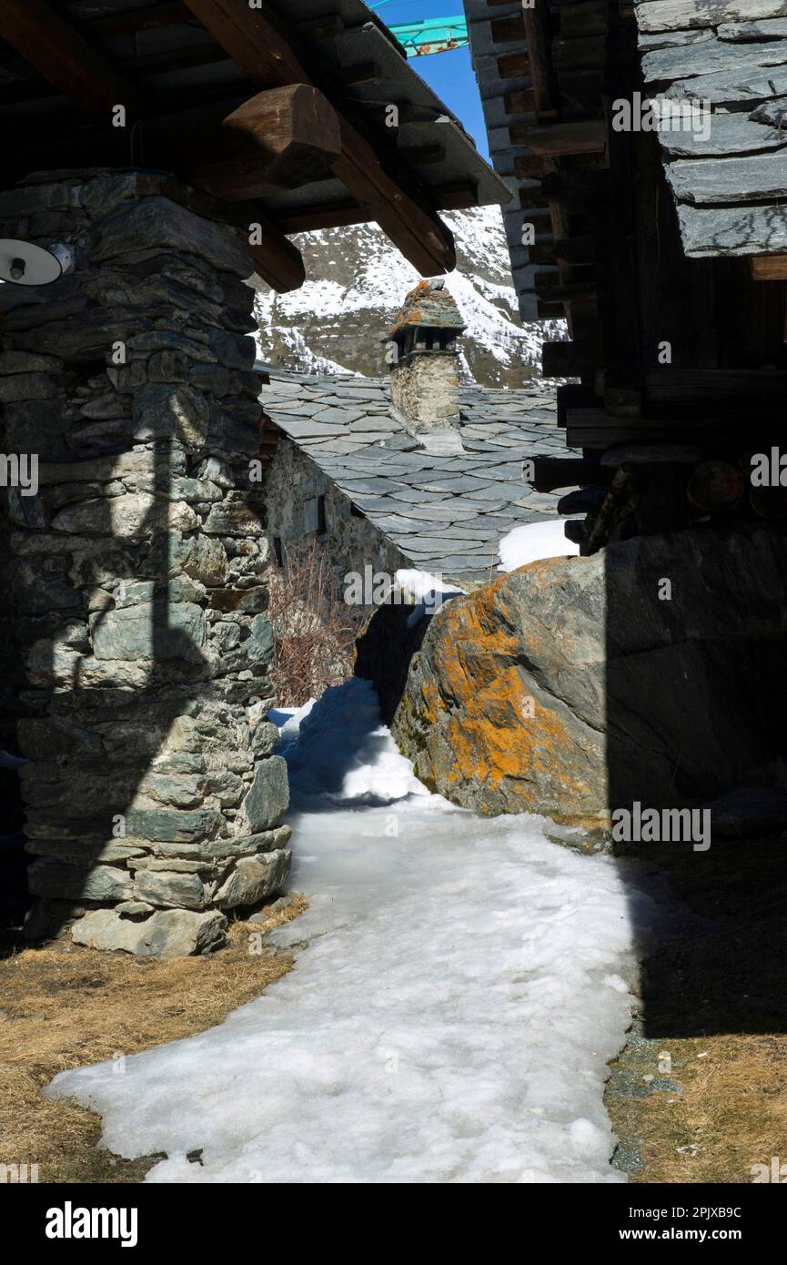 Huttes enneigées dans le hameau de Mascognaz; Ayas; Champoluc; Aoste; Italie. Banque D'Images