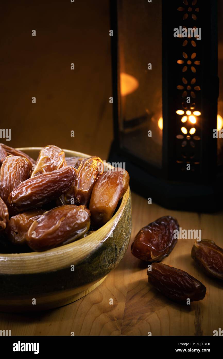 Gros plan de fruits frais dans un endroit ambiant pour le jeûne de pause à l'heure de l'iftar Banque D'Images