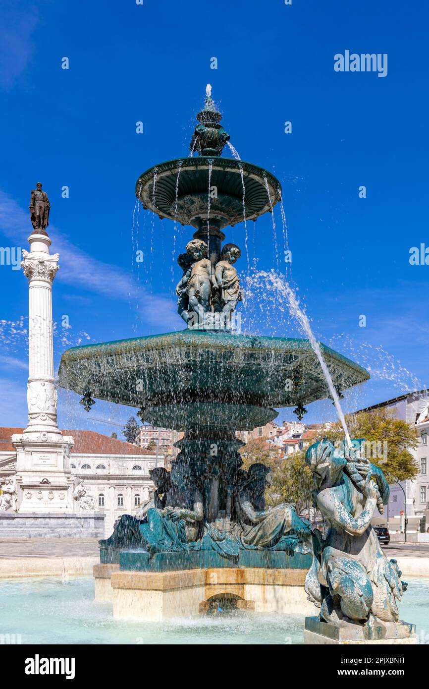 Place Rossio avec fontaine et monument de Pedro IV à Lisbonne, Portugal. Banque D'Images