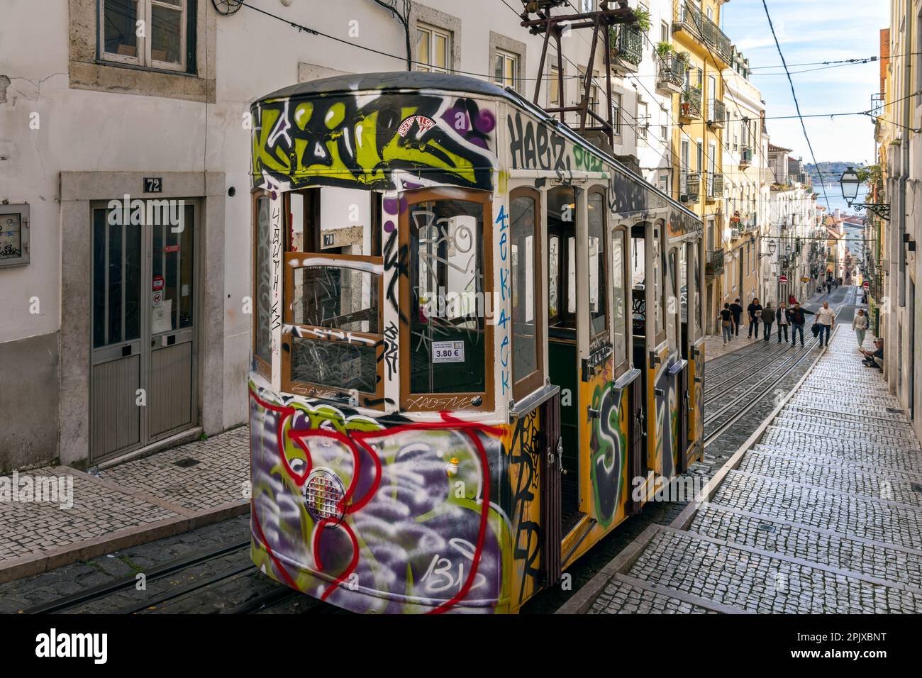 Téléphérique du funiculaire Elevador da Bica dans le centre-ville de Lisbonne, Portugal Banque D'Images