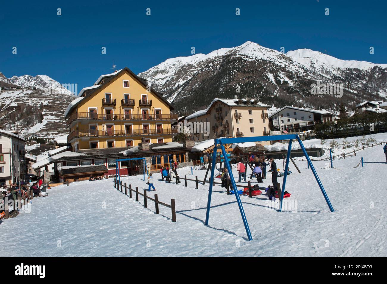 La ville de Cogne au pied du groupe Gran Paradiso. Vallée d'Aoste, Italie, Europe Banque D'Images