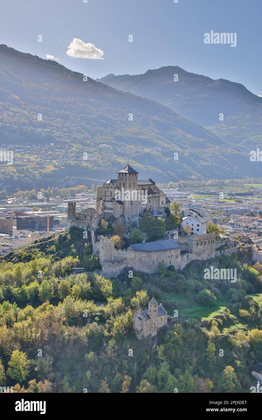 Une photo verticale de la basilique de la Valère dans la ville de Sion, en Suisse Banque D'Images