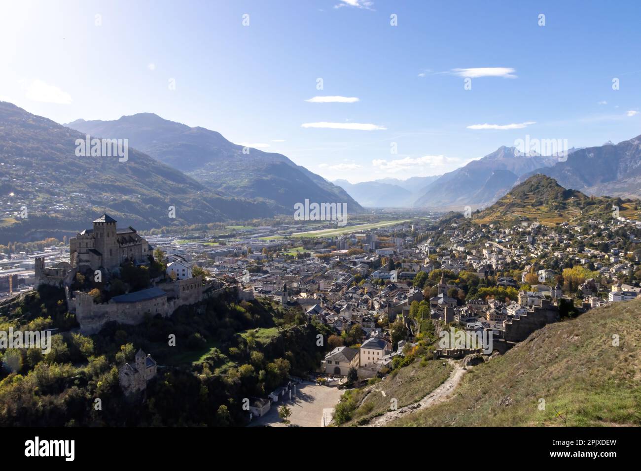Une vue aérienne de la ville de Sion en Suisse avec la basilique de la Valère visible au premier plan Banque D'Images