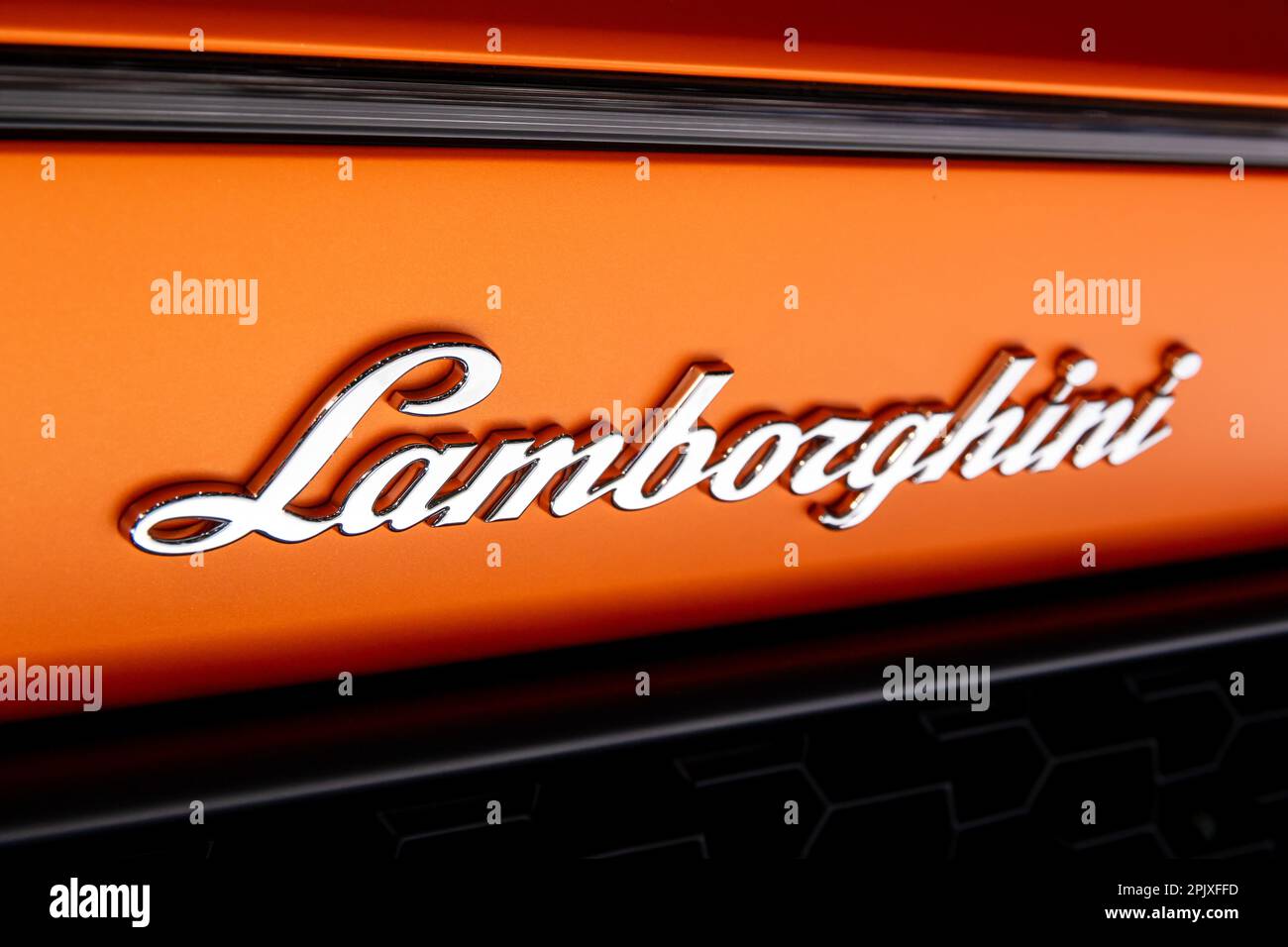 Logo Lamborghini à l'arrière d'une voiture de sport Lamborghini Huracan Performante présentée au salon de l'automobile de Genève. Genève, Suisse - 7 mars 2017 Banque D'Images