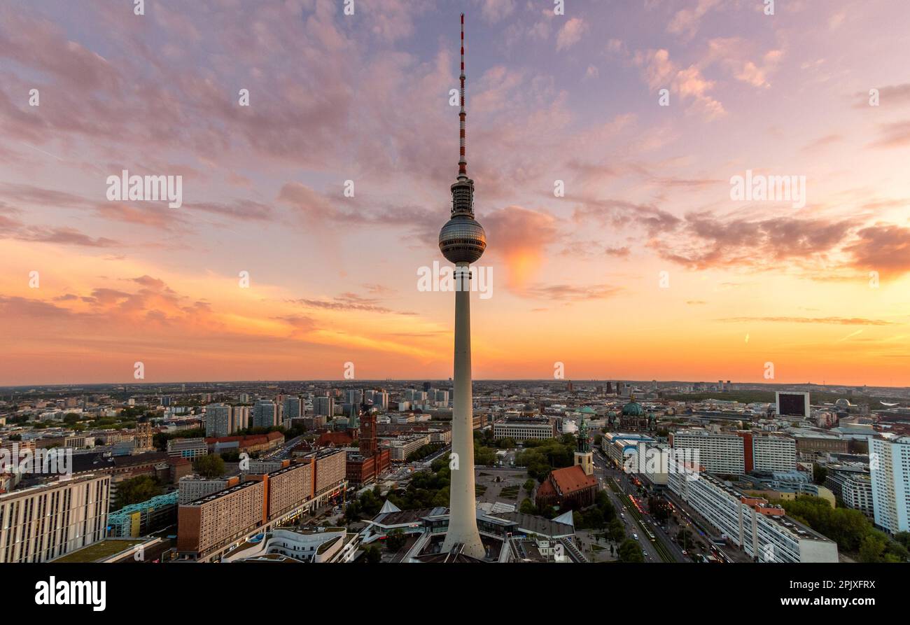 Vue sur Berlin avec sa tour de télévision au coucher du soleil. Berlin, Allemagne Banque D'Images