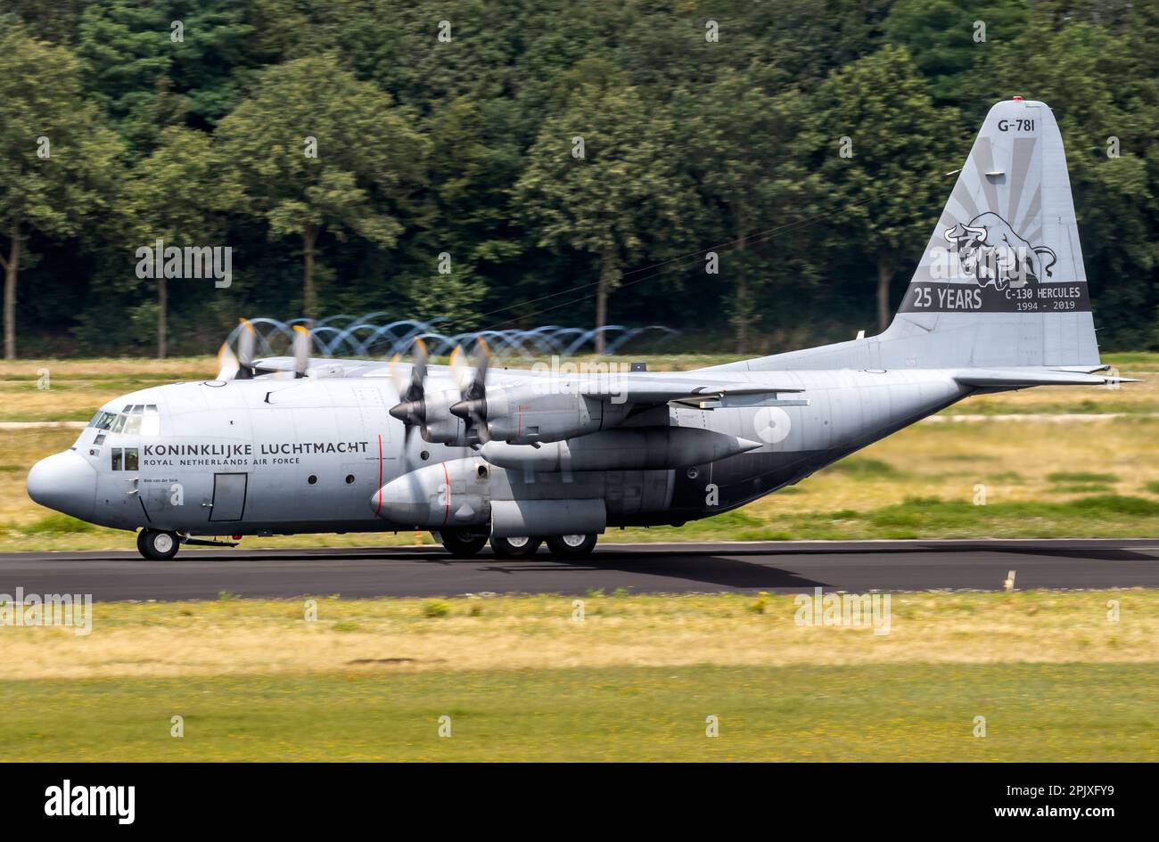 L'avion de transport Hercules de la Royal Netherlands Air Force Lockheed C-130 arrive à la base aérienne d'Eindhoven. Pays-Bas - 3 juillet 2020 Banque D'Images
