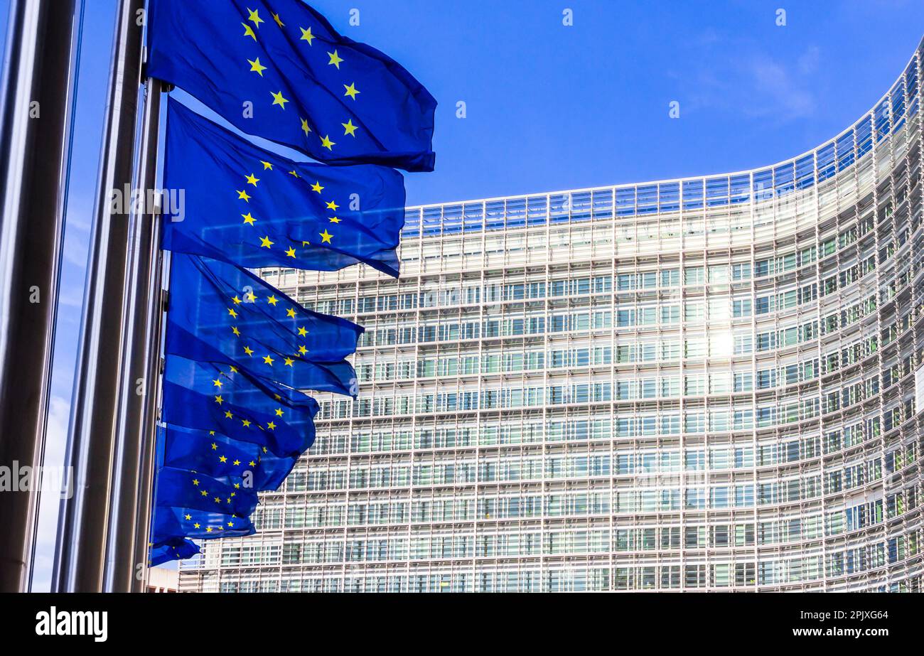 Rangée de drapeaux de l'UE devant la Commission de l'Union européenne à Bruxelles Banque D'Images