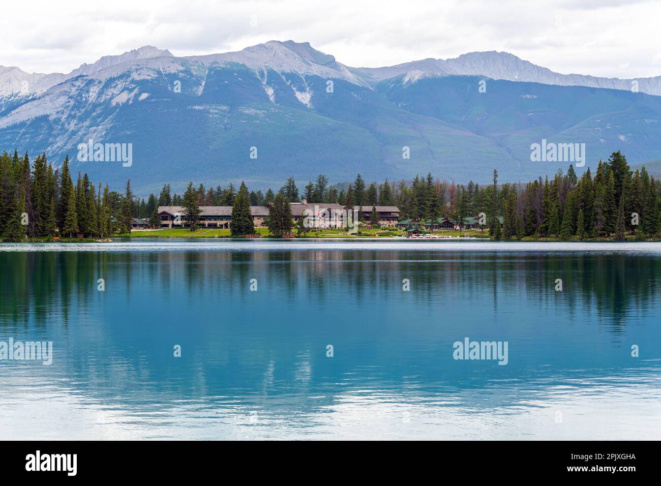 Lac Beauvert dans les Rocheuses canadiennes, parc national Jasper, Canada. Banque D'Images
