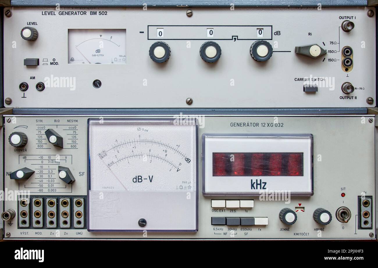 Ancien appareil de mesure avec indicateur de mesure analogique. Banque D'Images