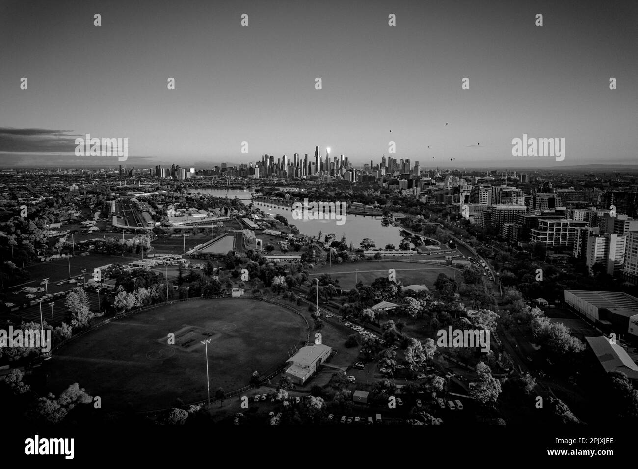 Vue aérienne en niveaux de gris du parc Lake Albert et de la ville de Melbourne, en Australie Banque D'Images