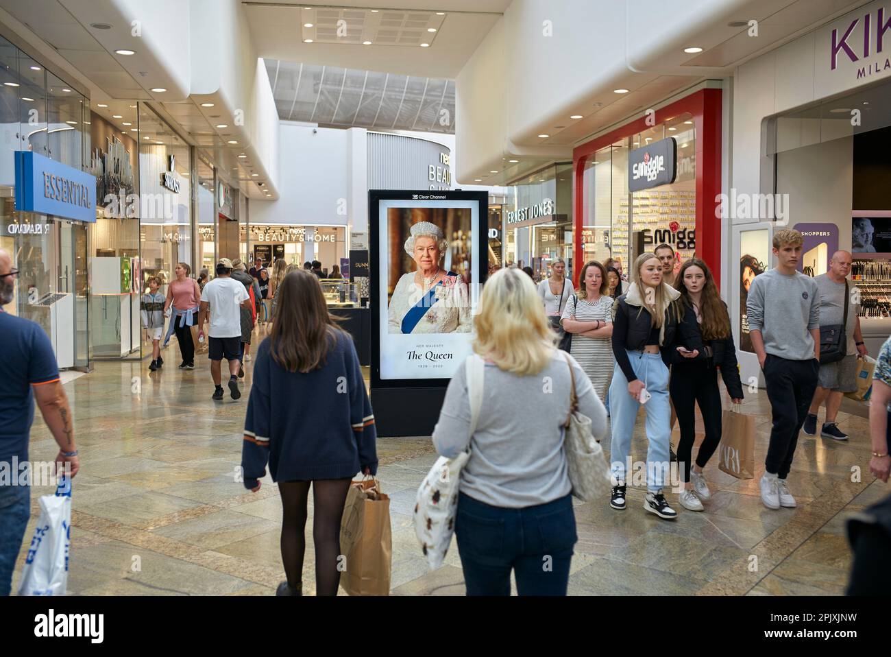 © John Angerson la foule respecte la reine Elizabeth II au centre commercial Oracle Reading, Berkshire. Banque D'Images