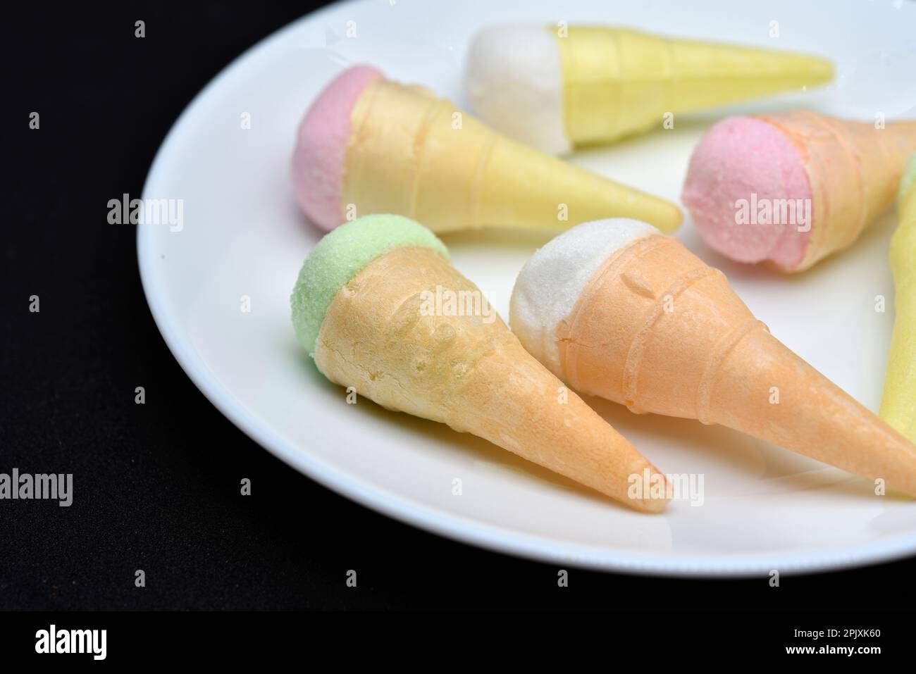 Guimauve sous forme de sundae sur une plaque blanche. Crème glacée colorée. Banque D'Images