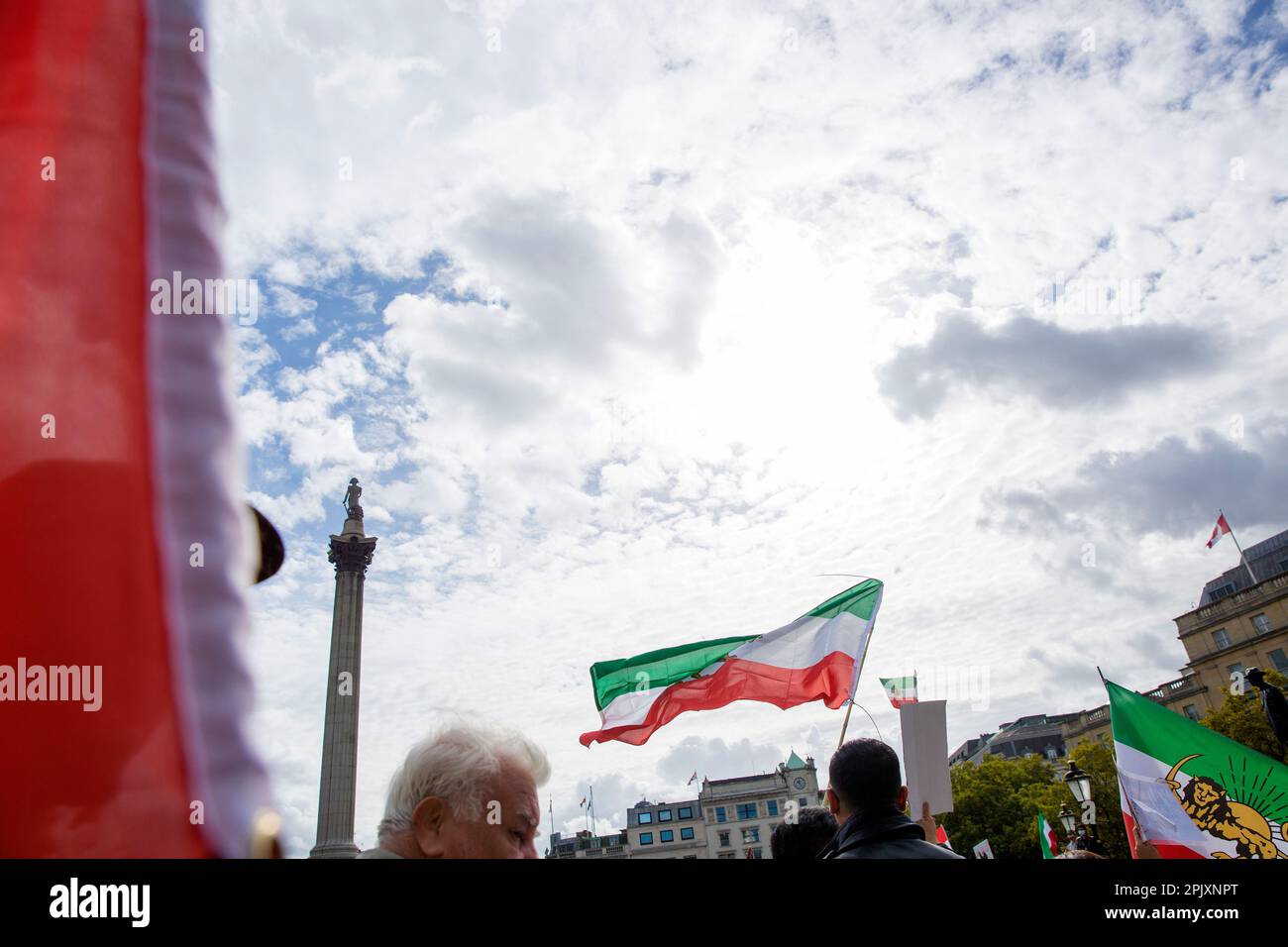 Les participants se réunissent en faveur de la liberté pour les femmes en Iran à la suite du décès de Mahsa Amini à Trafalgar Square, dans le centre de Londres. Banque D'Images