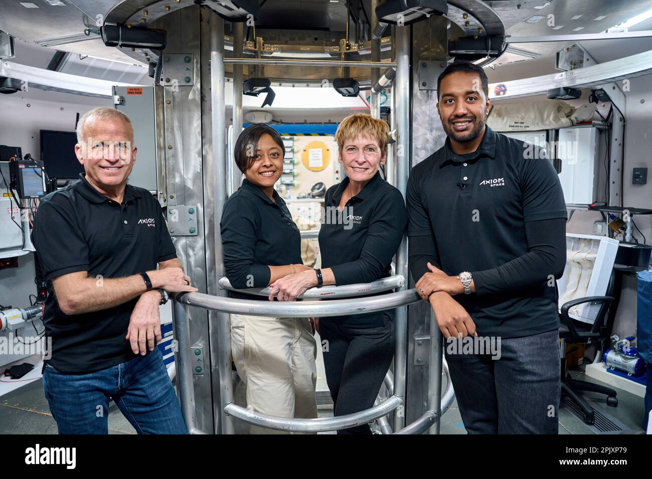 Les membres de l'équipage Axiom axe-2 Prime, de gauche à droite : John Shoffner, Rayyanah Barnawi, Peggy Whitson et Ali Alqarni, lanceront à bord d'une fusée SpaceX Falcon 9 et d'un vaisseau Dragon à la Station spatiale internationale (ISS), début mai, à partir du complexe de lancement 39A au Centre spatial NASAs Kennedy en Floride. Au cours de la mission, qui comprend 10 jours à bord de la station spatiale, l'équipage multinational de quatre personnes effectuera plus de 20 expériences de recherche développées pour la microgravité en collaboration avec des organisations du monde entier. Crédit obligatoire : Axiom Space via CNP Banque D'Images