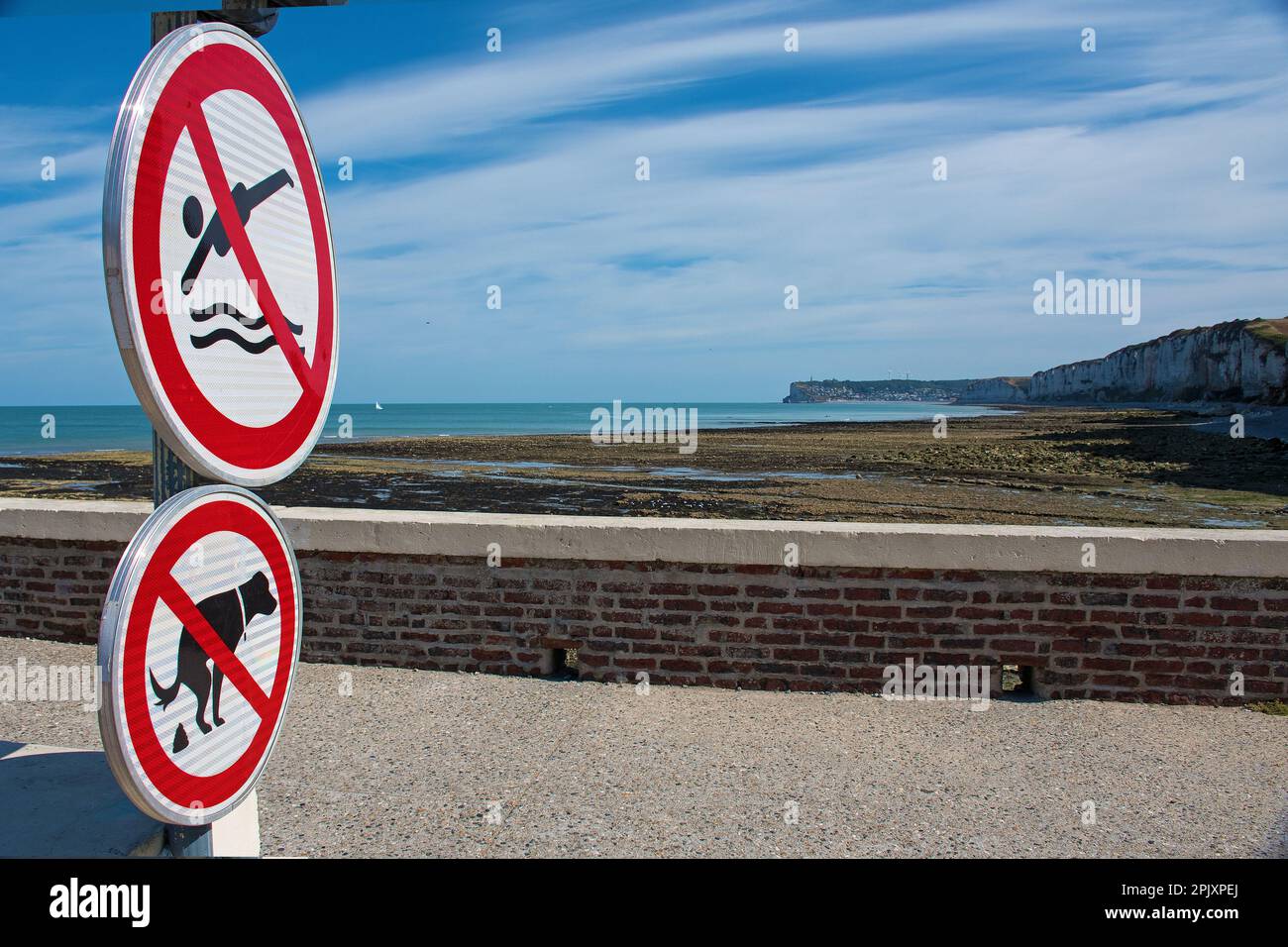 Front de mer d'Yport avec panneaux d'interdiction Banque D'Images