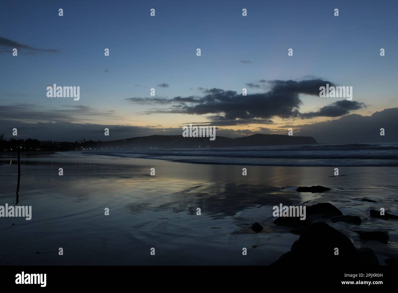 Réflexions sur l'eau de mer le matin bleu Banque D'Images