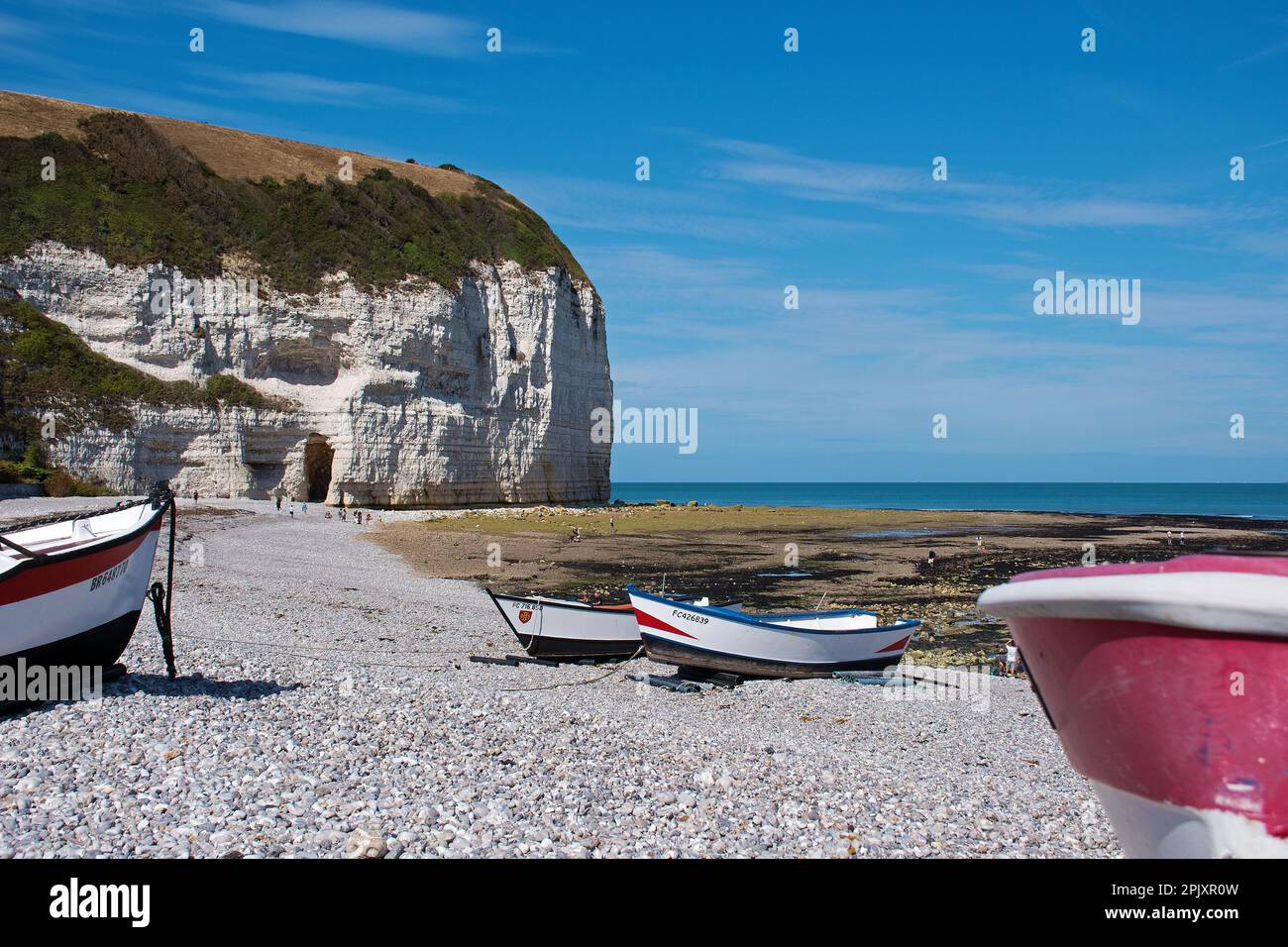 Yport Plage avec bateaux de pêche, promenade sur la plage de galets avec vue sur la falaise d'aval Banque D'Images