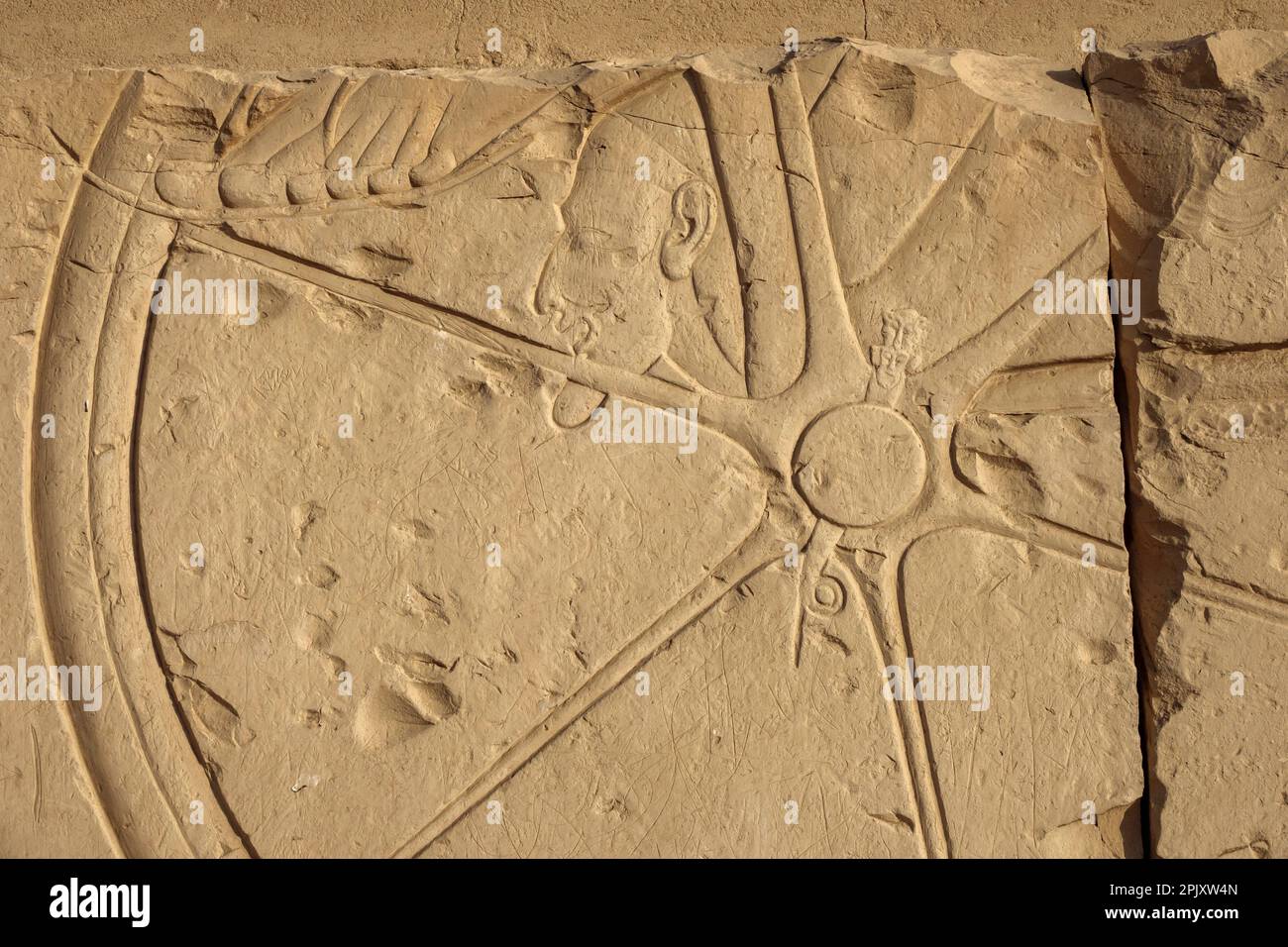Détail de la roue de Chariot dans les scènes de bataille sur le parvis du Temple de Seti I, Abydos, Égypte Banque D'Images